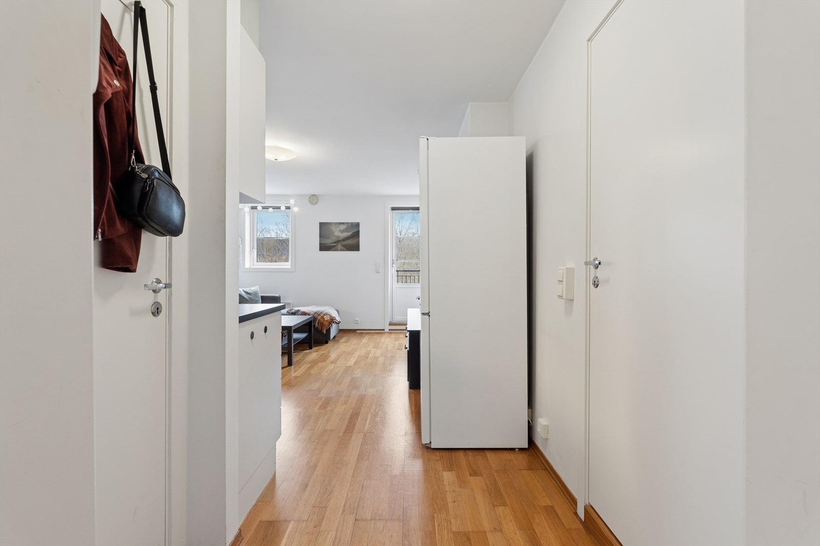 Velkommen inn! Lys og hyggelig entré med plass for enkle garderobe- og opphengsløsninger. Galleribilde