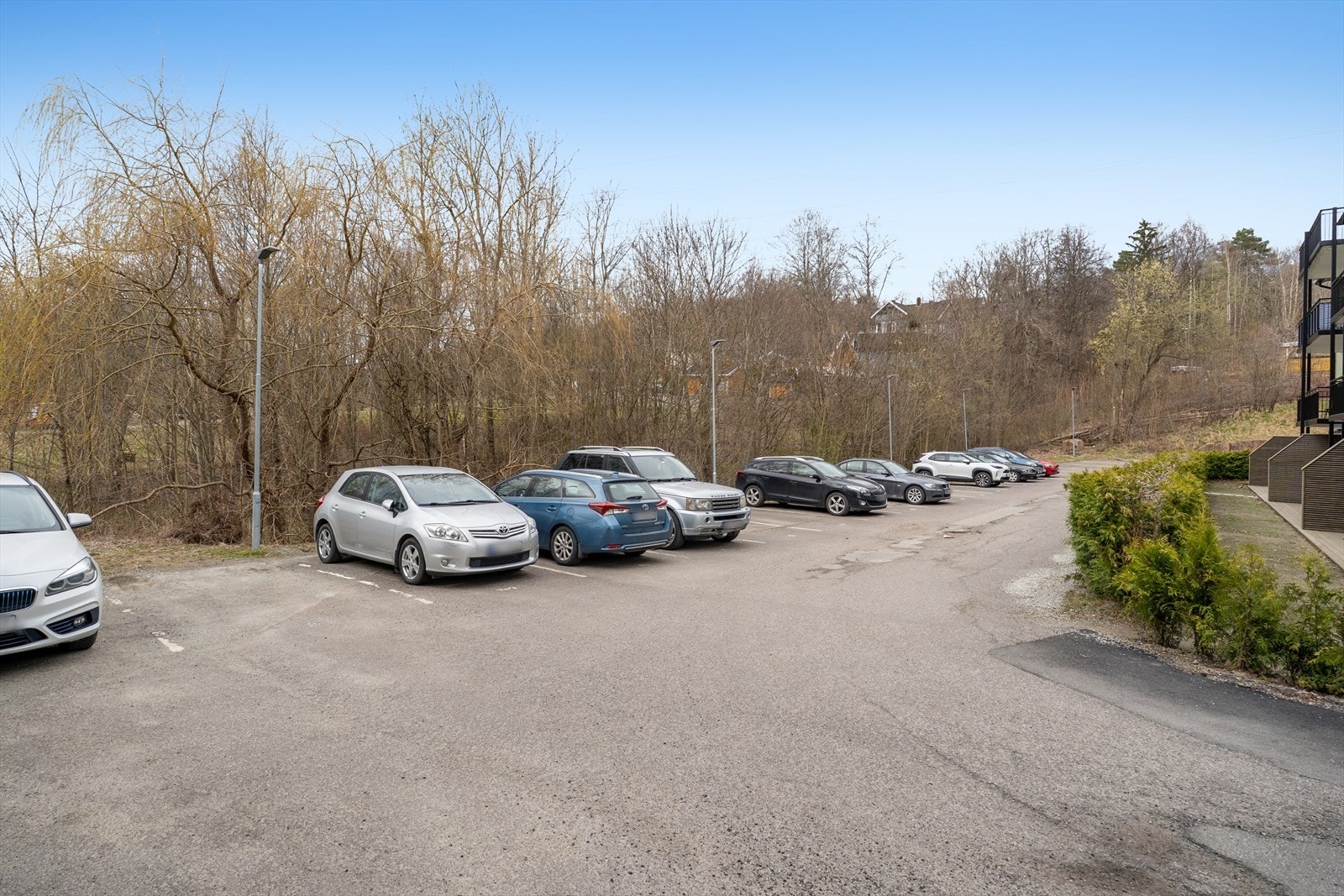 En fast parkeringsplass medfølger. Det er kort vei til både Liertoppen Kjøpesenter og Lier stasjon. Galleribilde