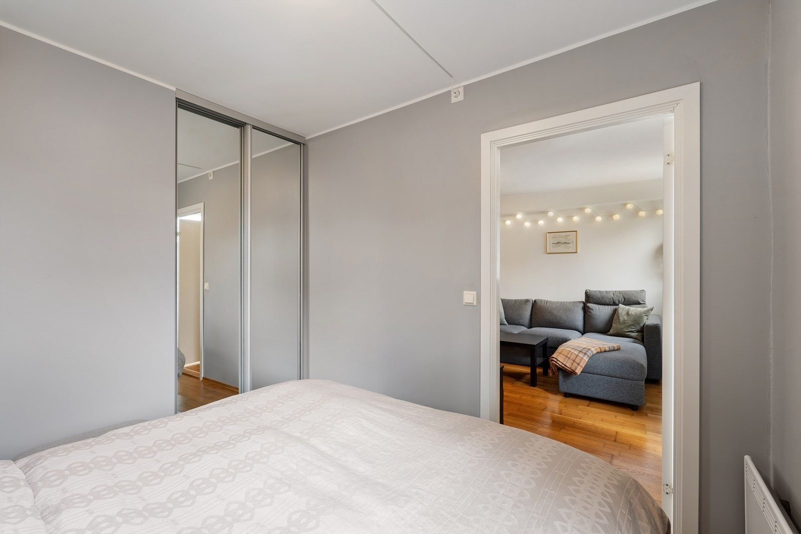 En god skyvedørsgarderobe med speilfronter gir godt med oppbevaringsplass. Galleribilde