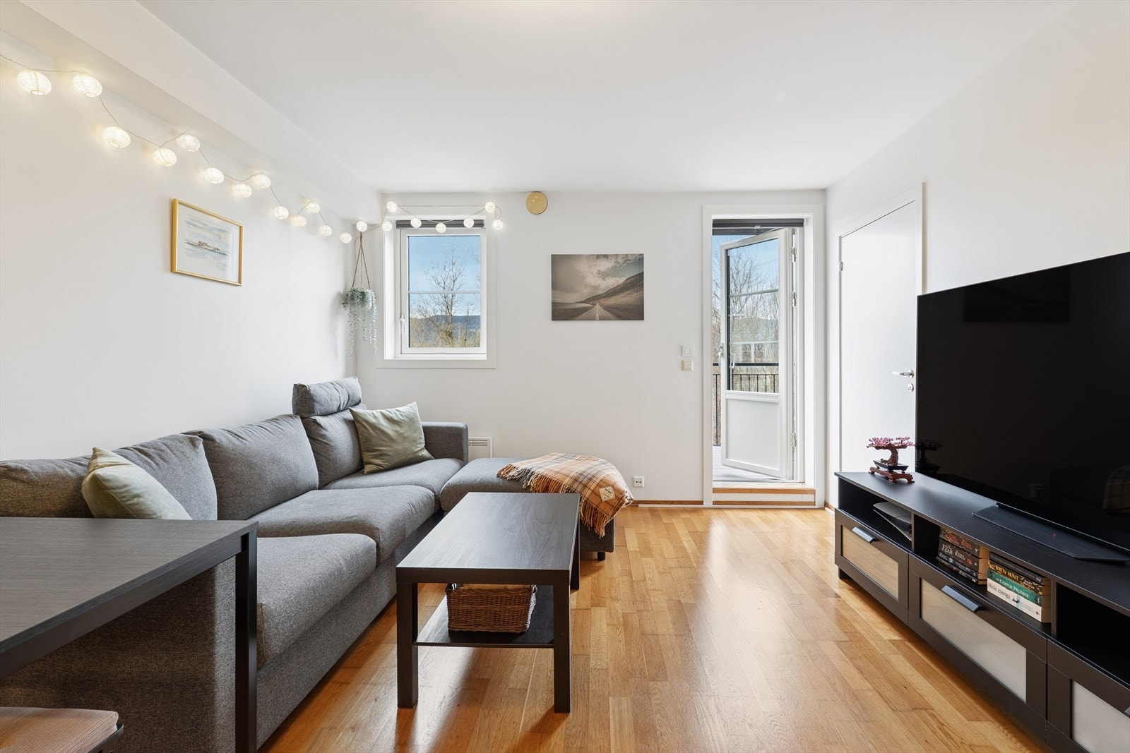 Vegger og himling har malte, glatte flater som gir et rent uttrykk. Galleribilde