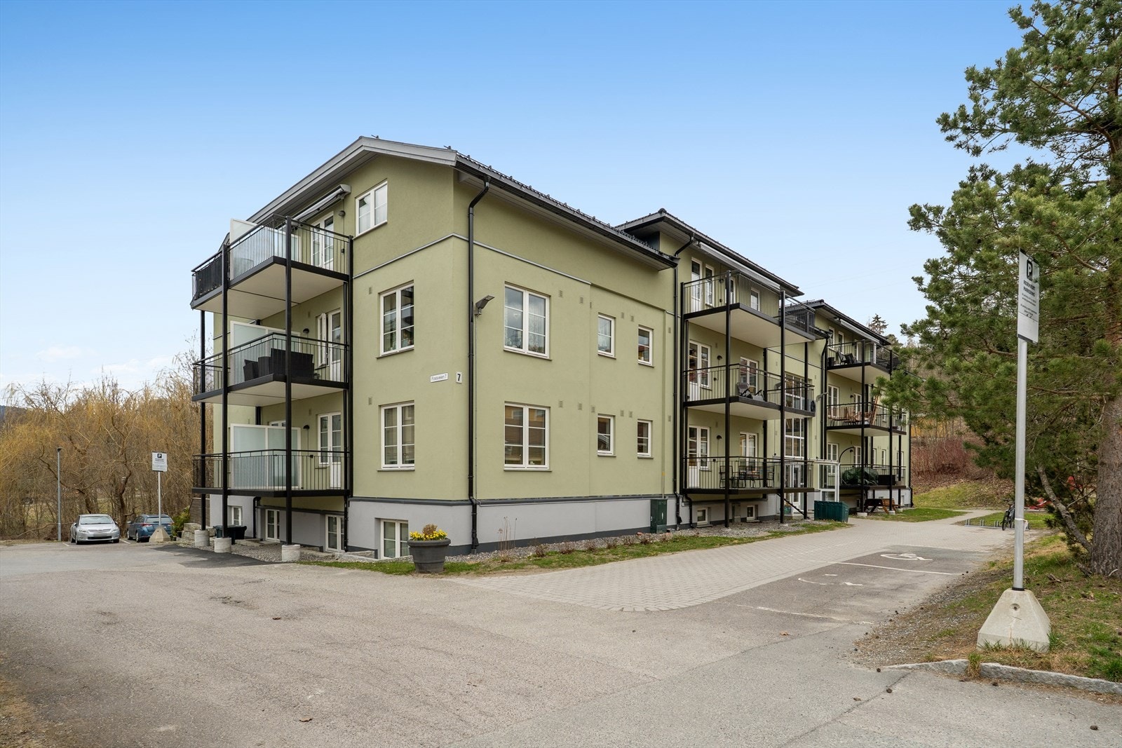 Leiligheten ligger i 2.etg i Fossbakkane Borettslag, som består av 60 boliger. Galleribilde
