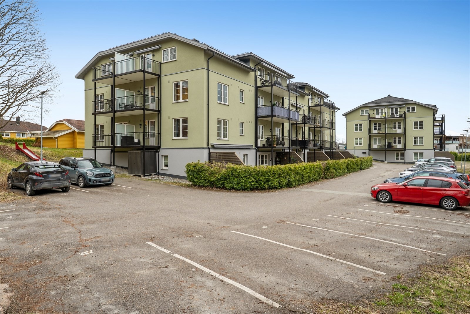 I tillegg til en innvendig bod, disponerer leiligheten en ekstern bod på ca. 3,4 m² i kjelleren. Galleribilde