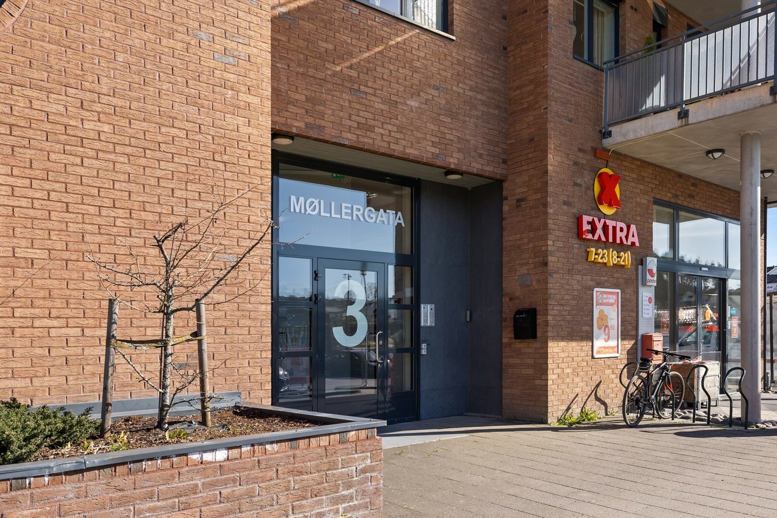 Beliggenheten er svært praktisk med dagligvarebutikken Coop Extra i første etasje av bygget. Galleribilde