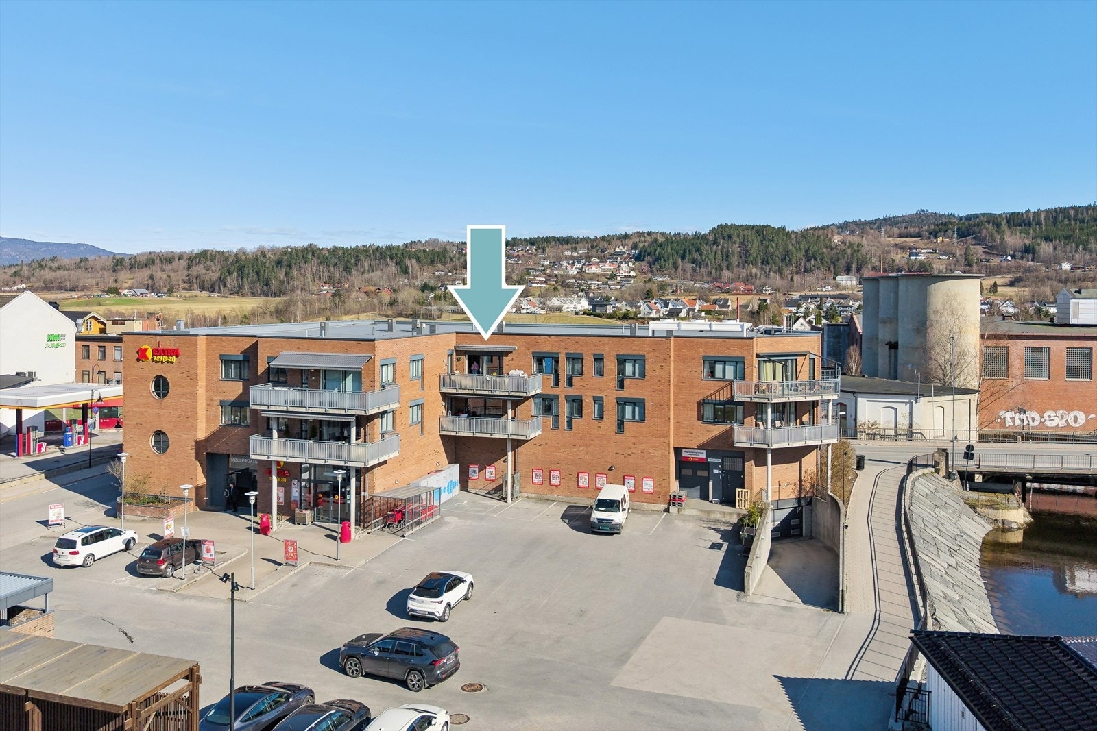 Leiligheten har en sentral beliggenhet i Vestfossen og ligger i tredje etasje i et moderne bygg fra 2009, med butikk i underetasjen. Galleribilde