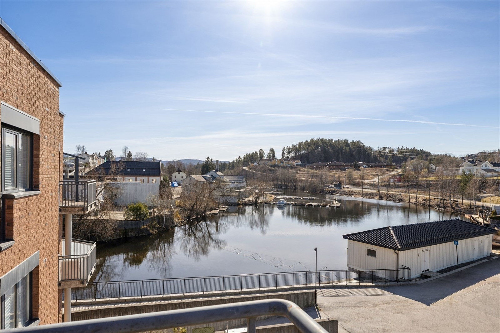 Utsikt fra terrassen mot vannet og de omkringliggende områdene. Galleribilde