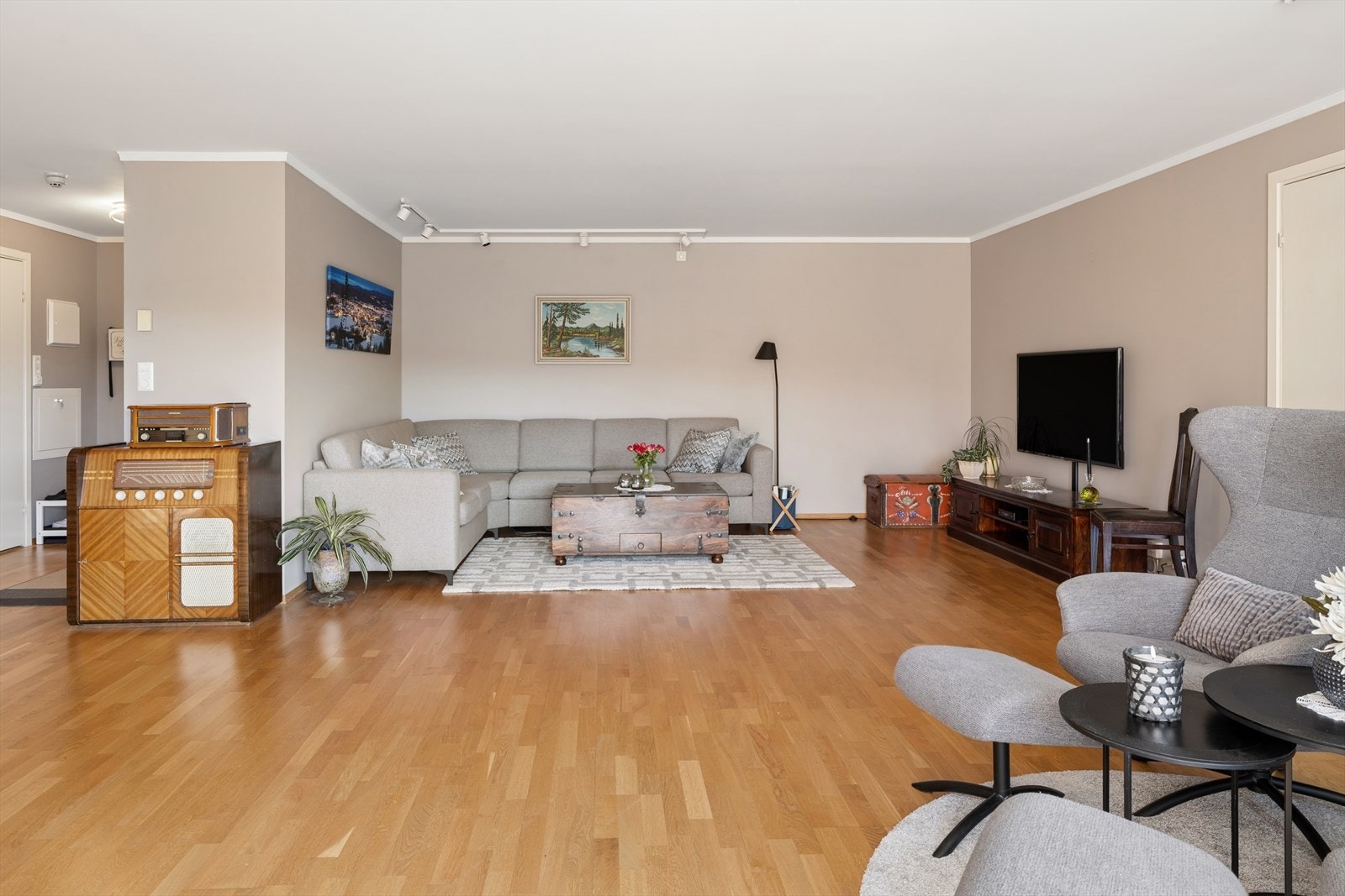 Det romslige stuearealet gir stor fleksibilitet og gode møbleringsmuligheter, med plass til både sofagruppe, spisebord og andre hyggelige sosiale soner. Galleribilde