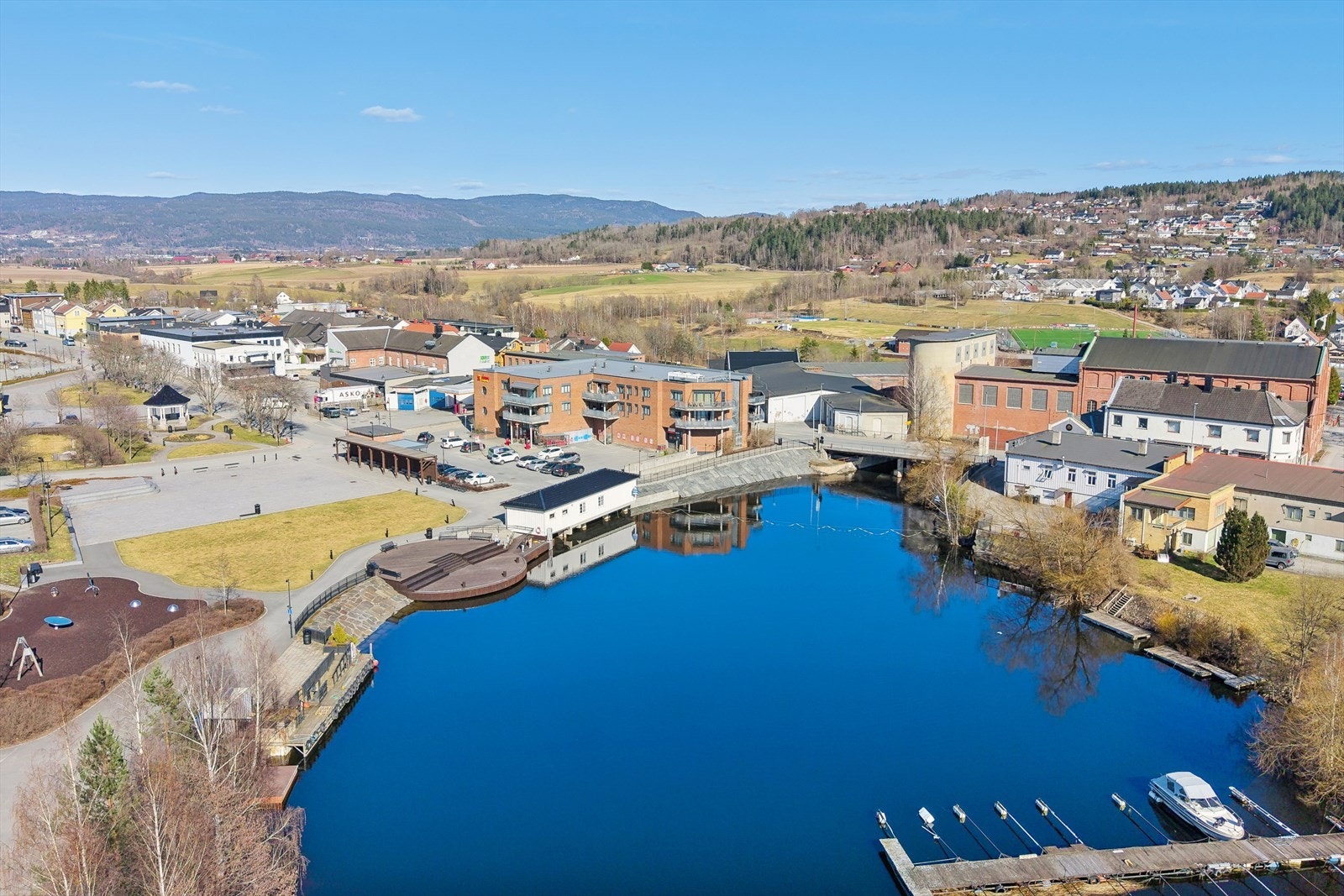 Fra leiligheten er det kun et par minutters gange til Vestfossen stasjon, som gir gode pendlermuligheter. Rett ved stasjonen ligger også Vestfossen Park, et hyggelig grøntområde ved vannet. Galleribilde