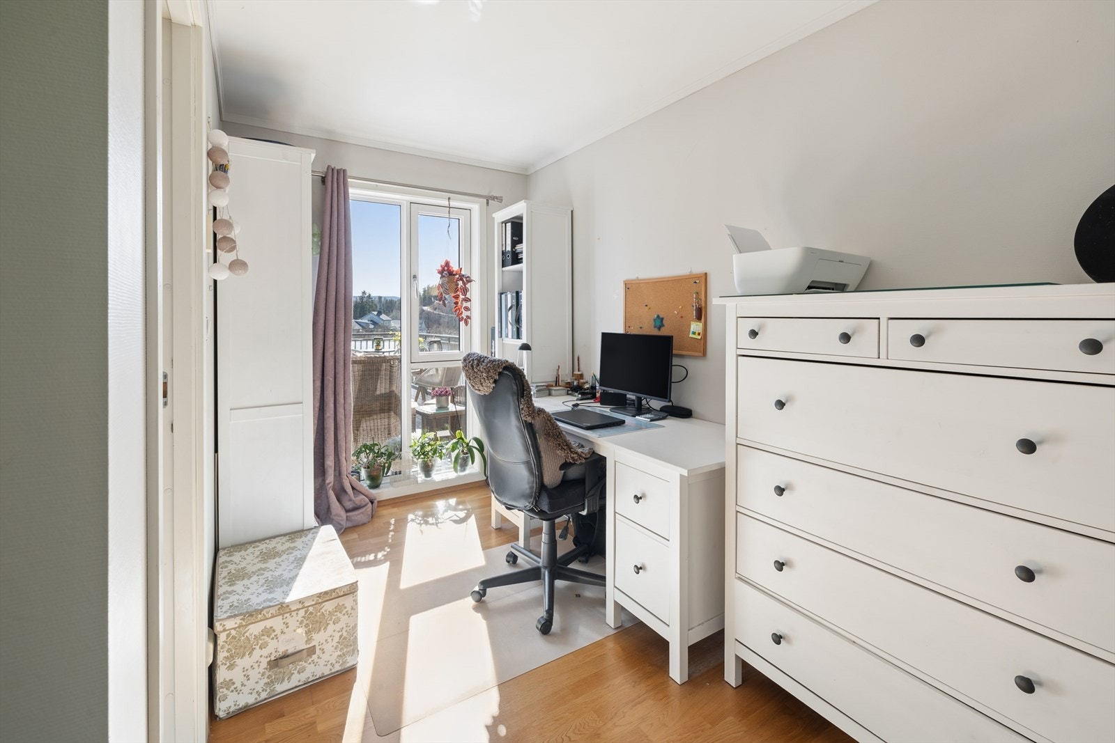 Rommet har plass til både seng og arbeidsstasjon, og er et lyst og anvendelig rom. Galleribilde