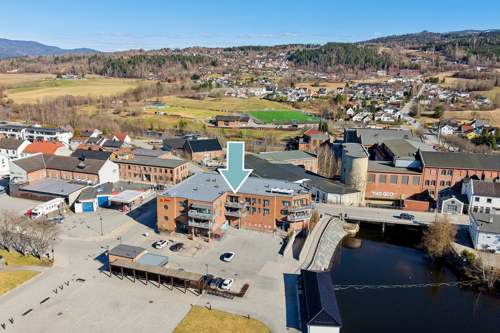 Her ser man leilighetens sentrale plassering i hjertet av Vestfossen, med umiddelbar nærhet til alt man trenger. Galleribilde