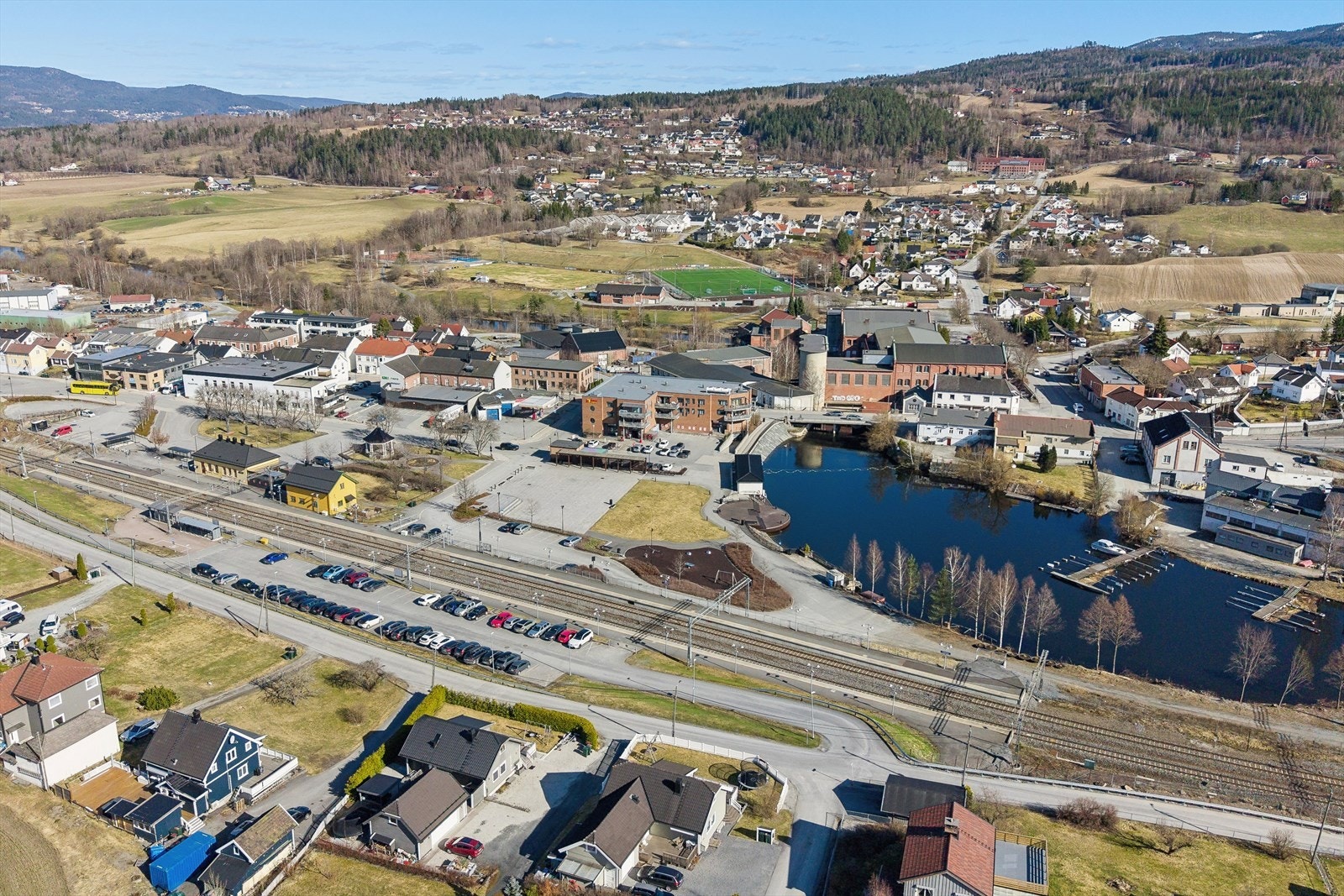 Dronefoto av bolig og nærområde. Kort avstand til togstasjonen. Galleribilde