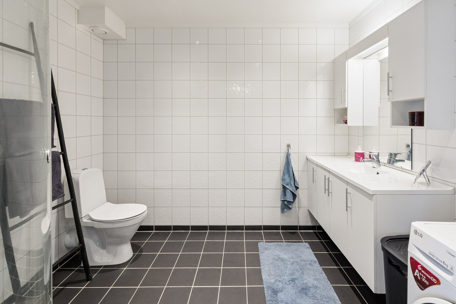 Badet er helfliset med keramiske fliser, har elektrisk gulvvarme og er utstyrt med opplegg for vaskemaskin. Galleribilde