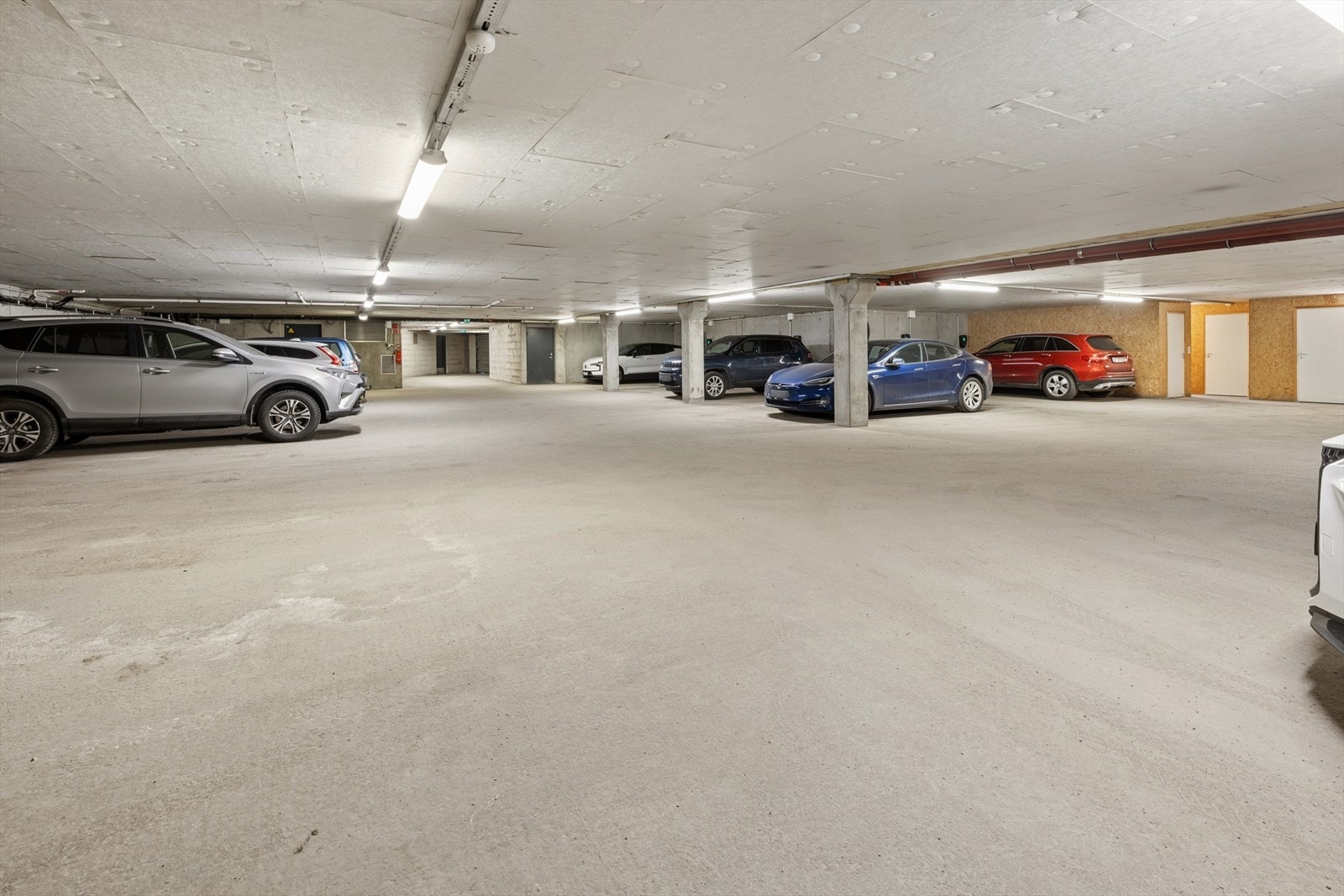 Det medfølger en fast garasjeplass med elbillader i felles garasjekjeller, samt en bod på 5 m². Galleribilde