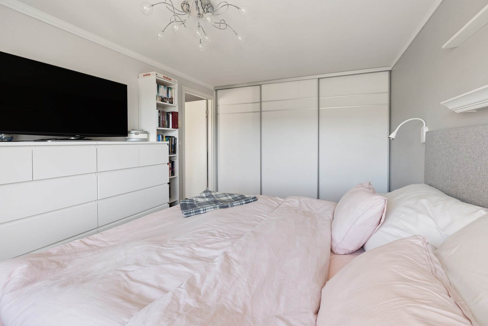 En romslig skyvedørsgarderobe på hovedsoverommet gir rikelig med oppbevaringsplass. Galleribilde