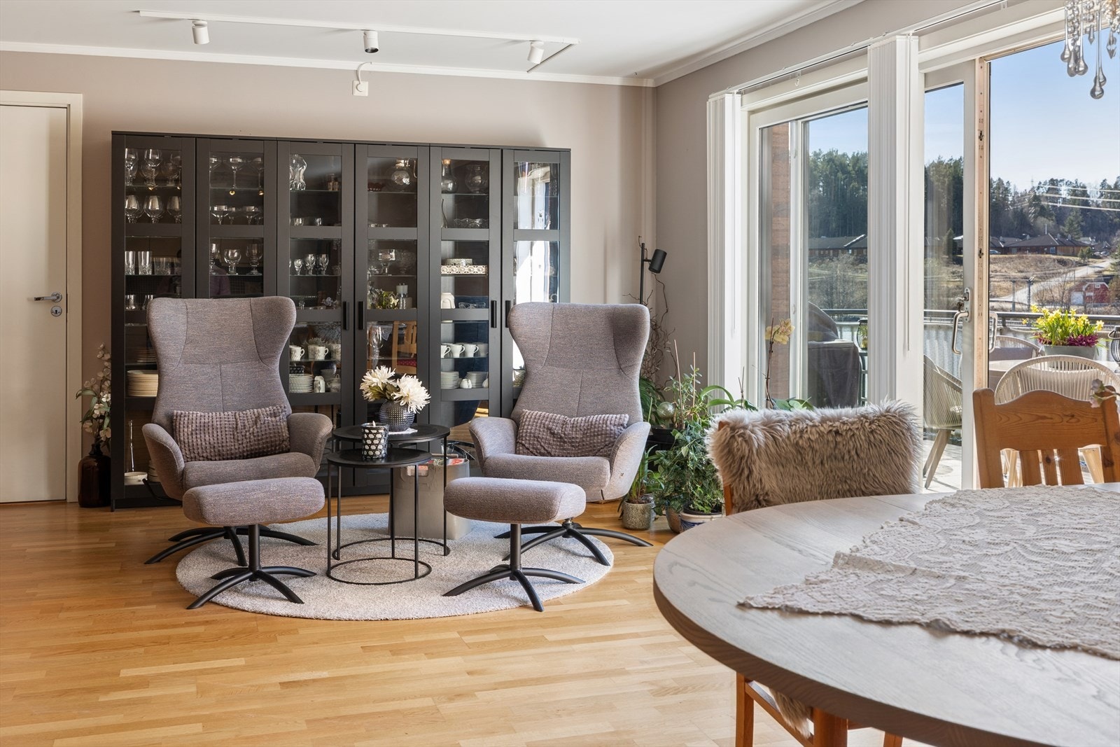 Fra spisestuen er det kort vei ut til balkongen, som fungerer som en naturlig forlengelse av stuen på fine sommerdager, perfekt for sosiale sammenkomster og avslappende timer i solen. Galleribilde
