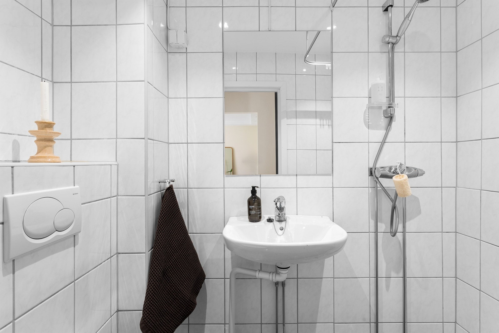 Badet er helfliset og har elektrisk gulvvarme som gir en behagelig komfort. Galleribilde
