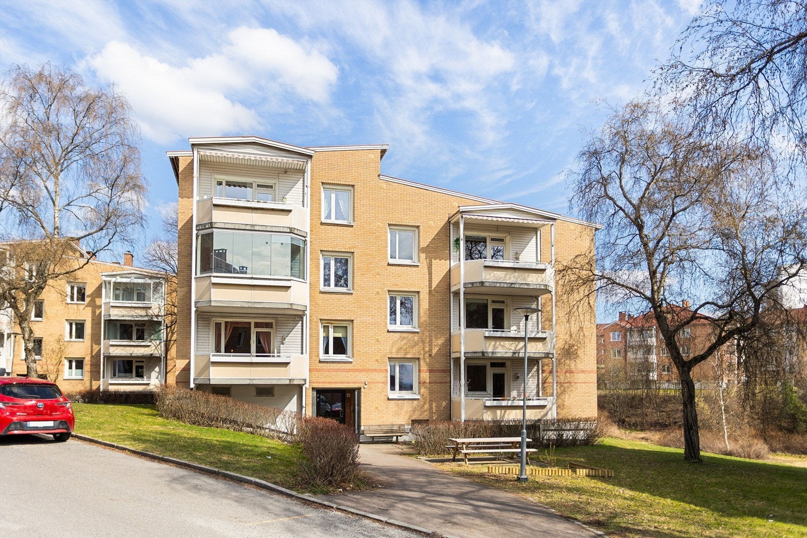 Leiligheten ligger i en velholdt boligblokk fra 1952, som er en del av det populære og veletablerte Lilleberg borettslag. Galleribilde