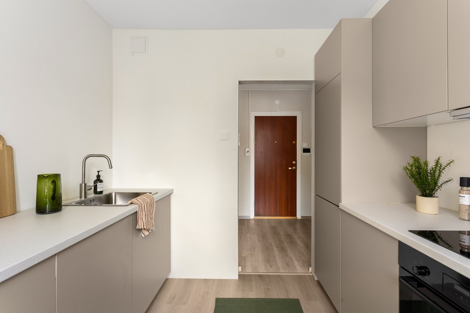 Kjøkkeninnredningen fra IKEA har glatte fronter og rikelig med både skap- og benkeplass. Galleribilde