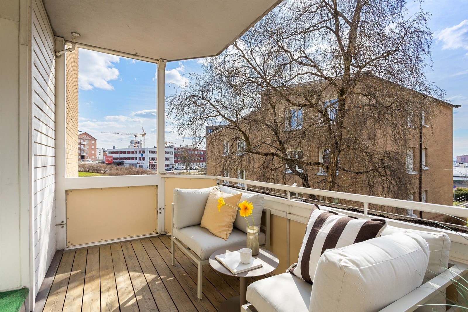 Fra stuen er det utgang til en sydvestvendt balkong på ca. 7 m². Her er det god plass til en sittegruppe for å nyte solen. Galleribilde