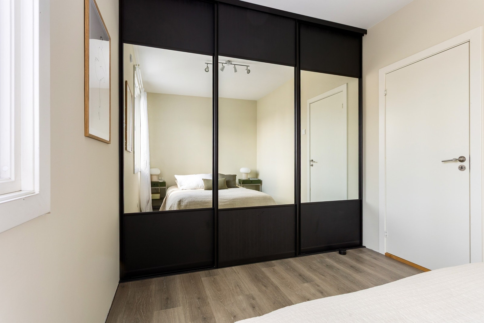 En stor skyvedørsgarderobe med speilfronter gir rikelig med oppbevaringsplass. Galleribilde