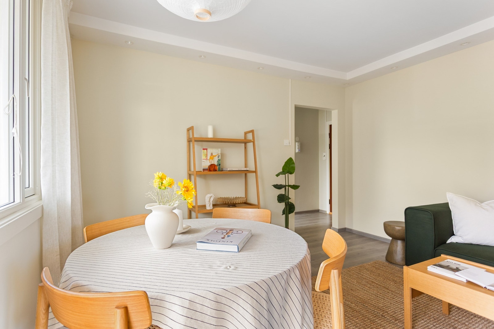 Spiseplassen er naturlig plassert ved vinduet, med utgang til balkongen like ved. Galleribilde