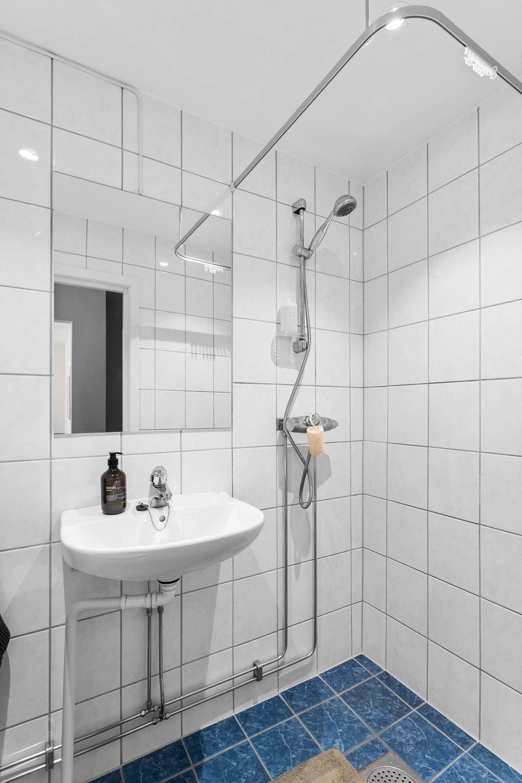 Badet er utstyrt med dusjhjørne, vegghengt toalett og servant. Det ble pusset opp i regi av borettslaget i 2002/2003. Galleribilde