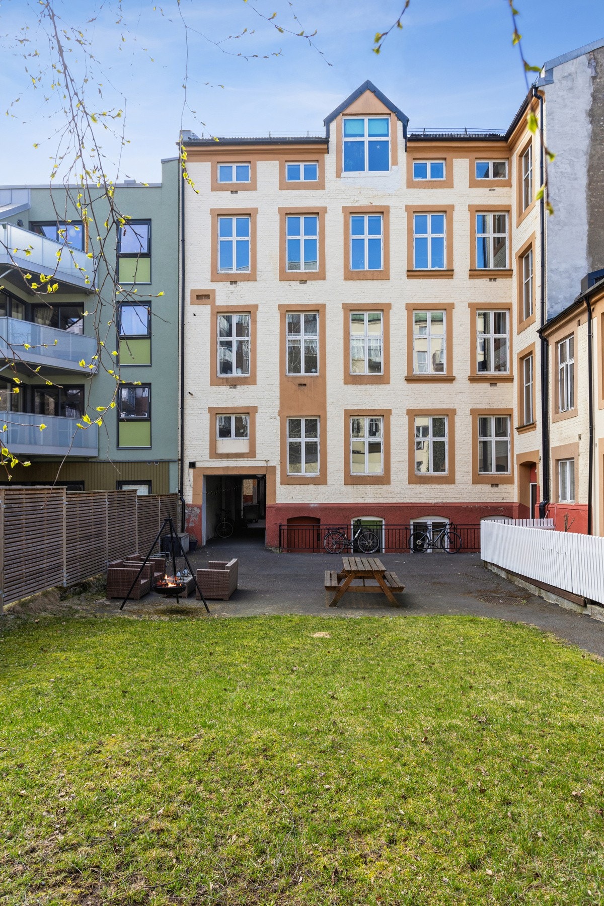 Langs Akerselva ligger Vulkan, Oslos populære kultur- og kreative næringslivsenter. Vulkanområdet er en spennende møteplass med et mangfold av tilbud og opplevelser rett utenfor døren - en "by i byen" Galleribilde