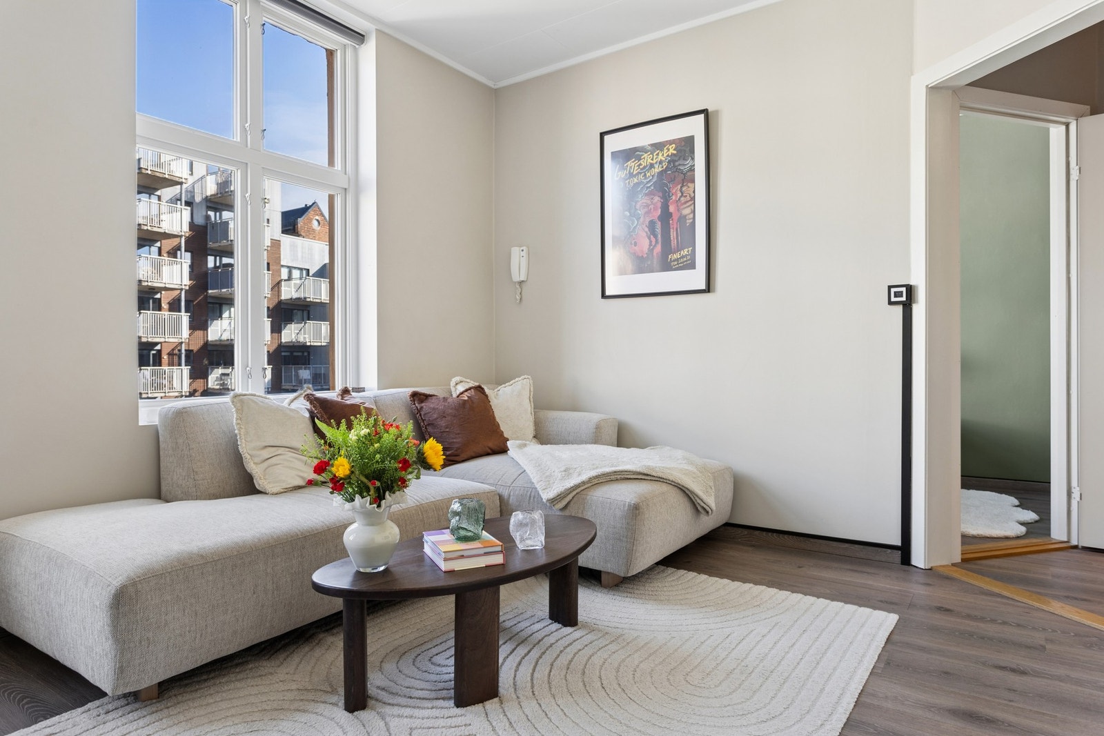 Her har du plass til sofa- og stuebord, perfekt for innredning av TV-krok. Galleribilde