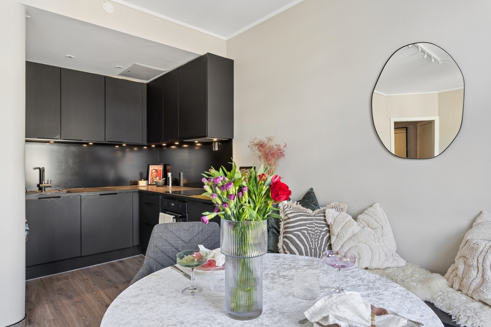 Stilrent og moderne kjøkken med mørke fronter og belysning. Galleribilde