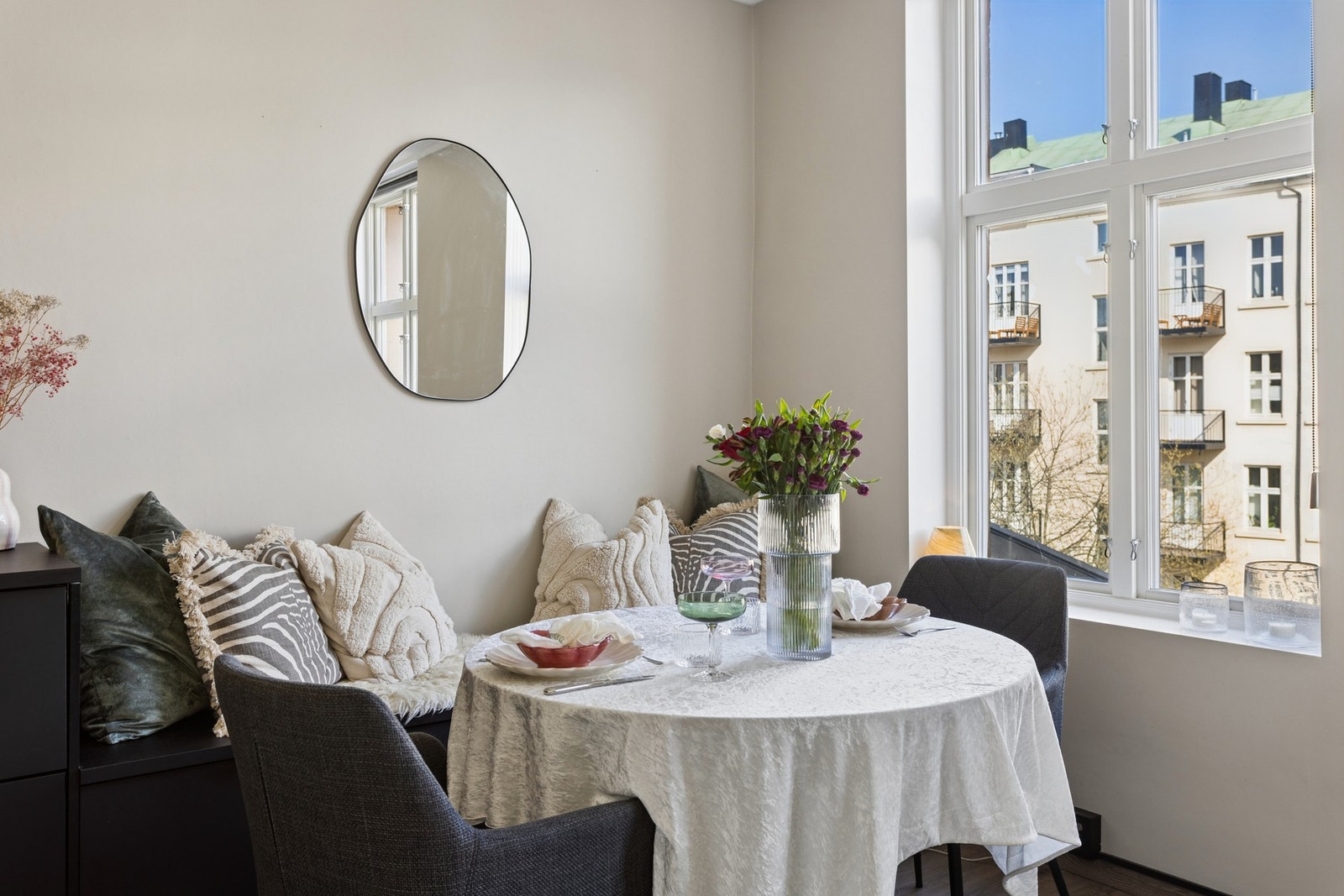 Leiligheten vender mot en rolig bakgård. Galleribilde