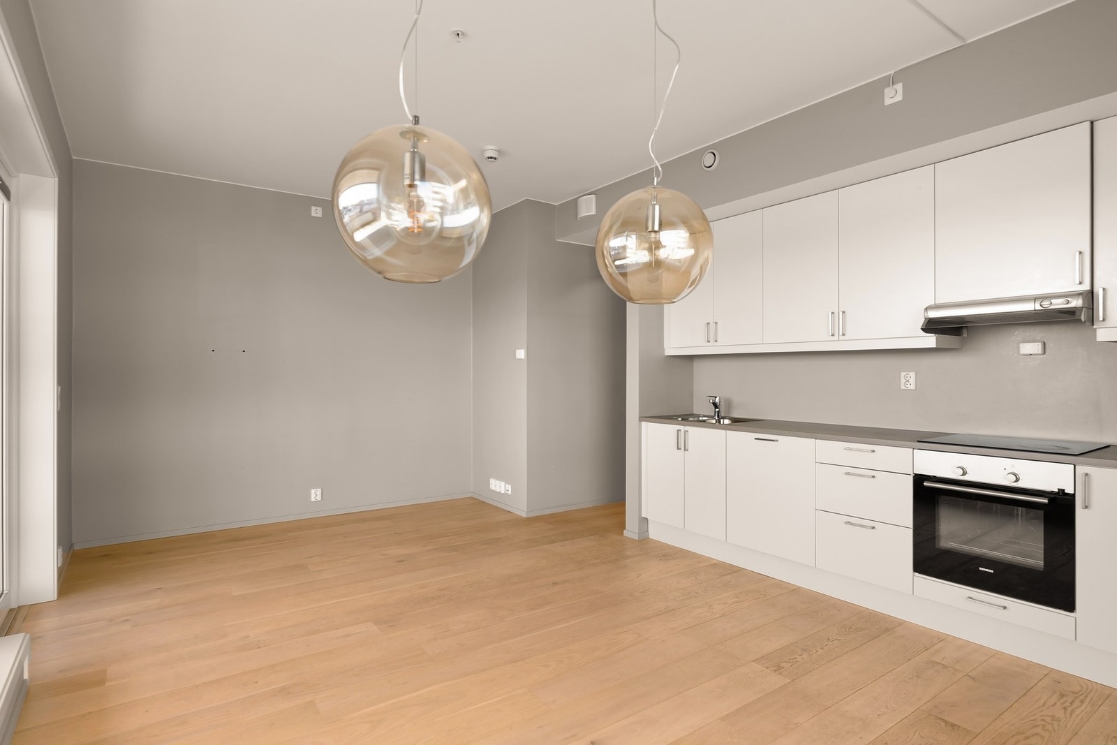 Innredningen har glatte hvite fronter og laminert benkeplate Galleribilde