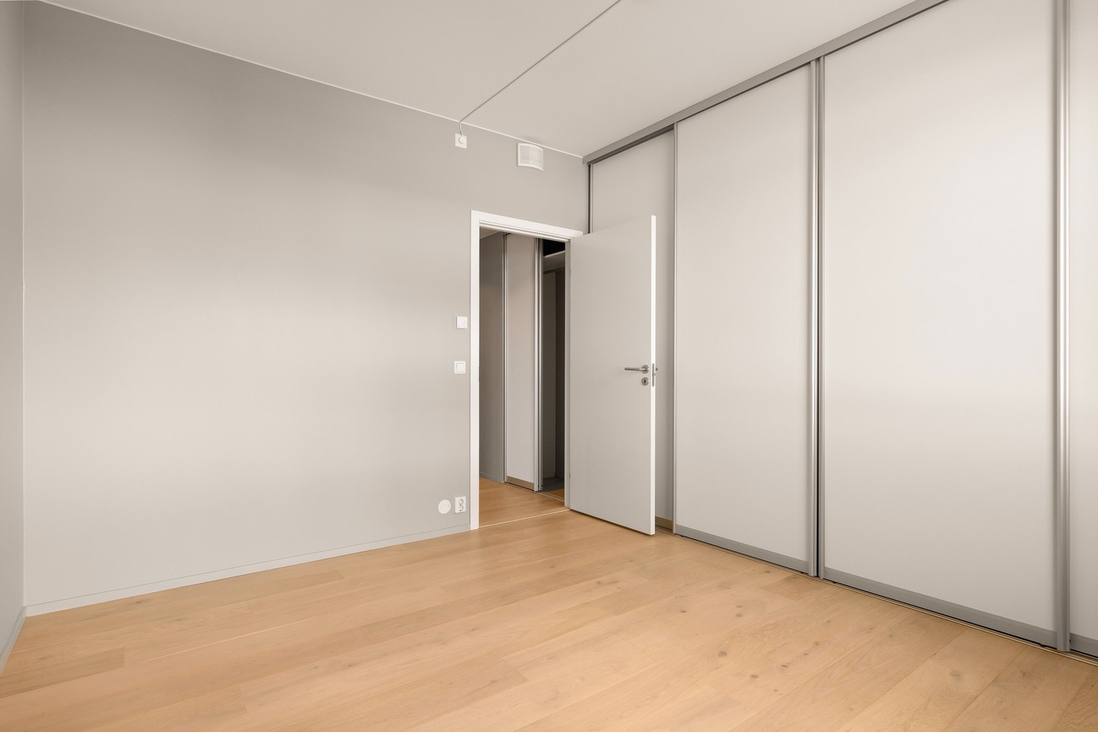 Praktisk og stor skyvedørsgarderobe Galleribilde