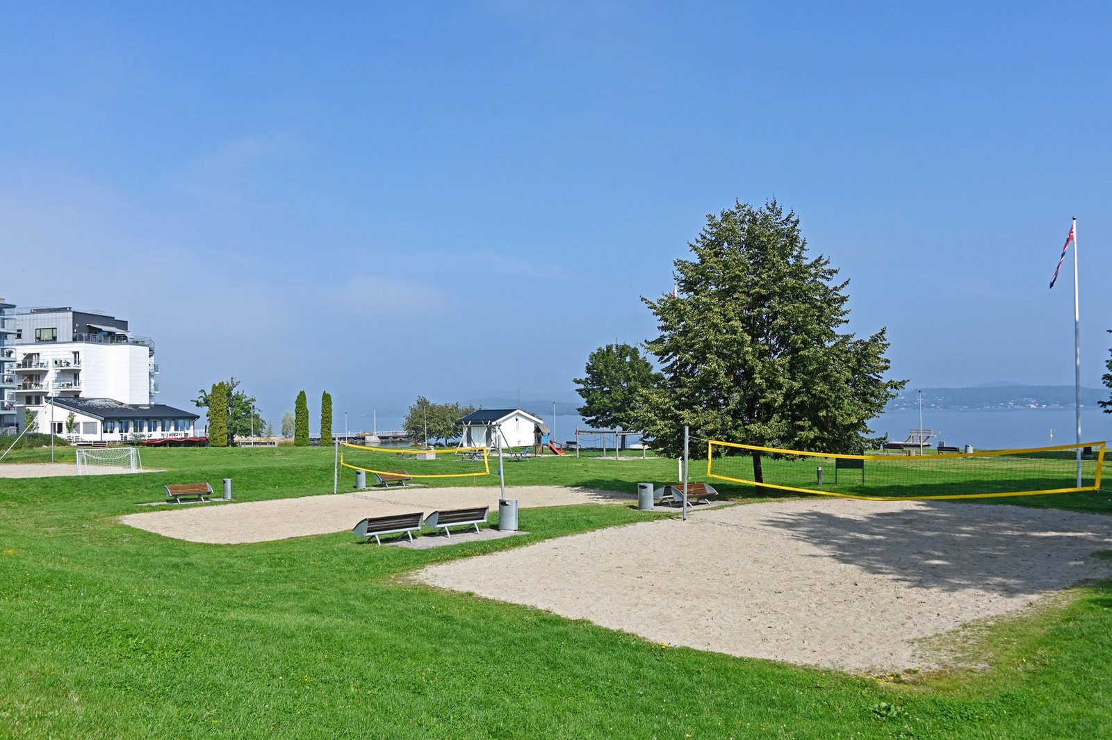 Dulpen er kun en kort gåtur unna. Her finner du både sandstrand, grøntområder og aktivitetsmuligheter som sandvolleyball og lekeapparater Galleribilde