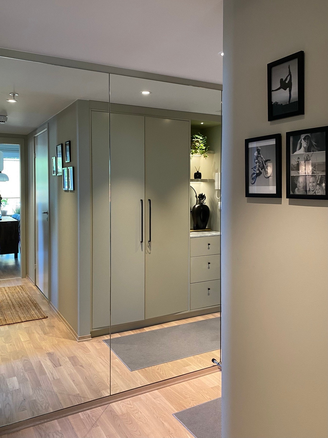 Lys og ryddig inngangssone med plass til sko og yttertøy. Her blir det hyggelig å komme hjem Galleribilde