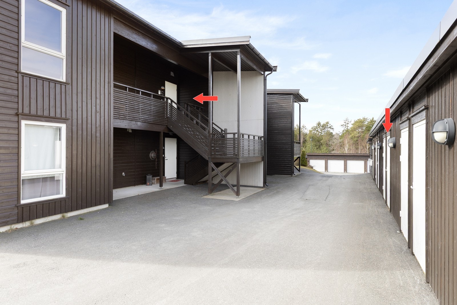 Leiligheten ligger i byggets 2 etasje Galleribilde