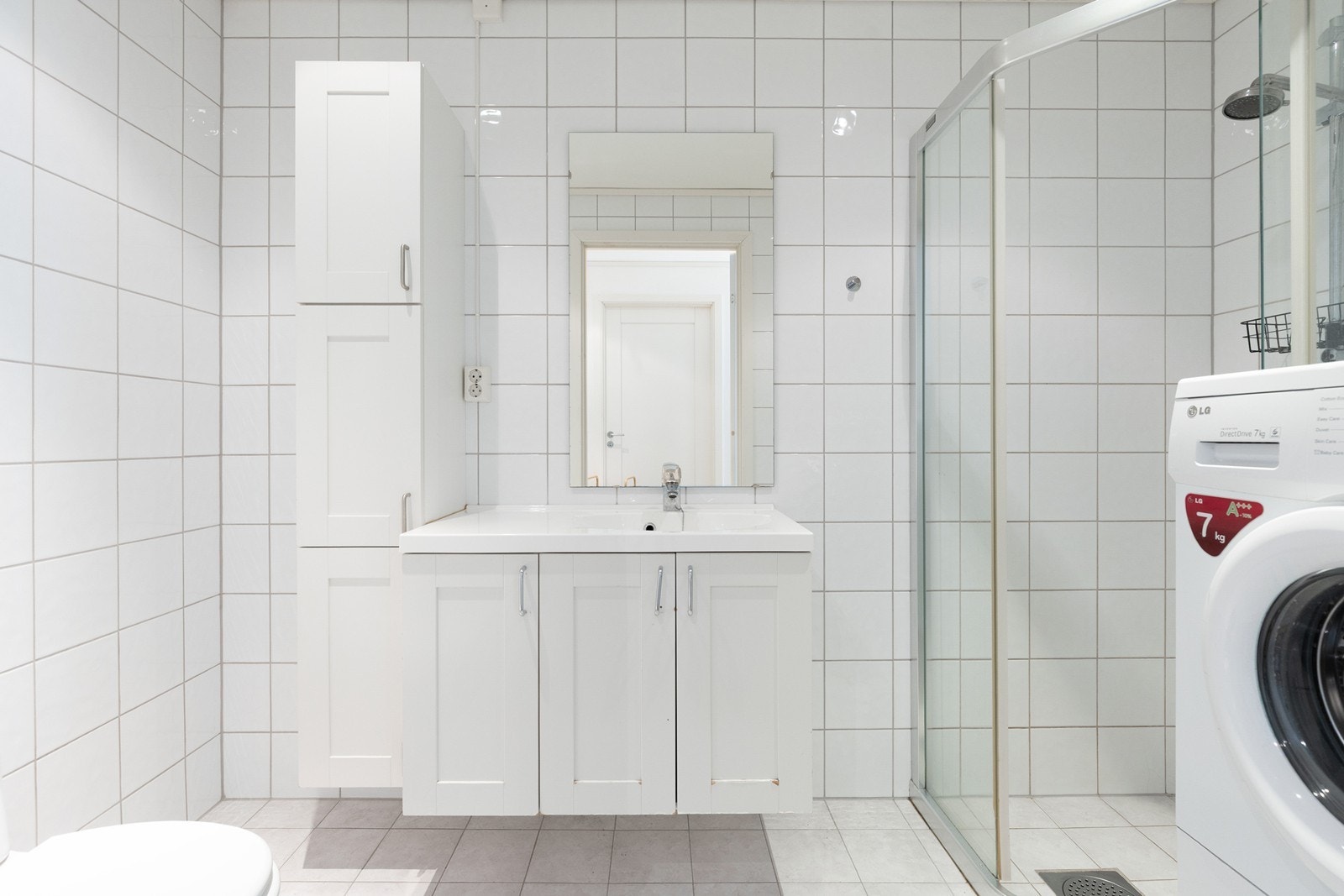 Flislagt bad med wc, vask og dusj. Opplegg for vaskemaskin Galleribilde