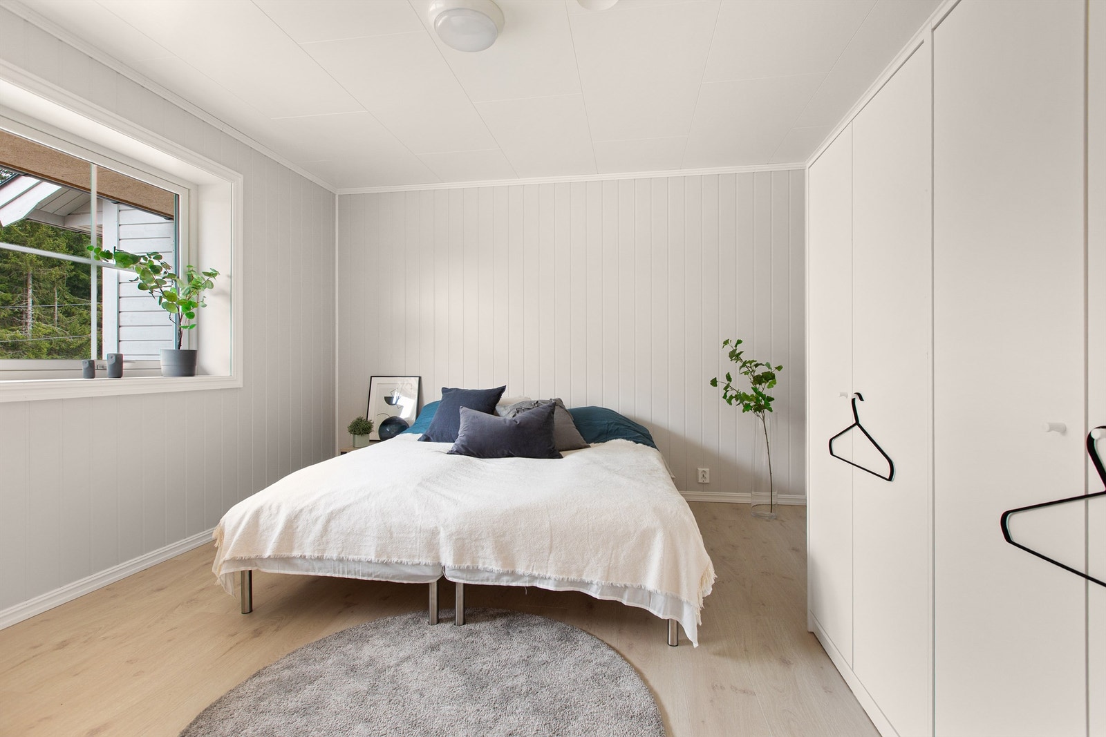 Soverommene har vinduer med to-lags glass, som sikrer god isolasjon. Galleribilde