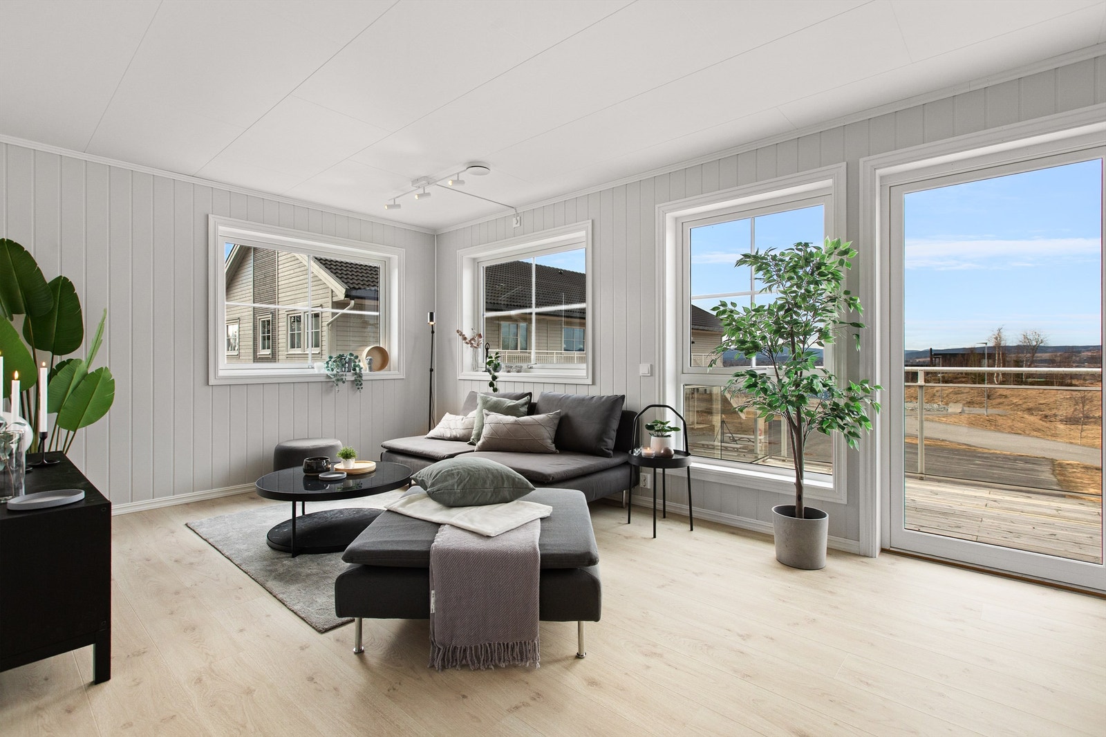 Fra stuen er det direkte utgang til balkongen, noe som utvider oppholdsarealet på varme dager. Galleribilde