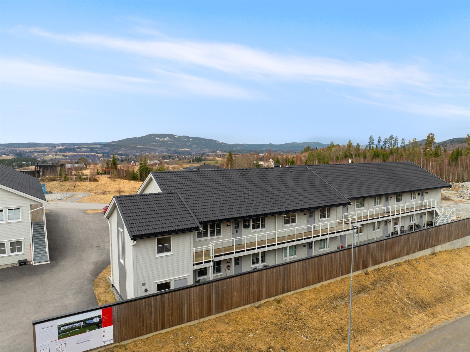 Leiligheten ligger i et nyere boligområde i Eidsvoll, med kort vei til både servicetilbud og kollektivtransport. Galleribilde