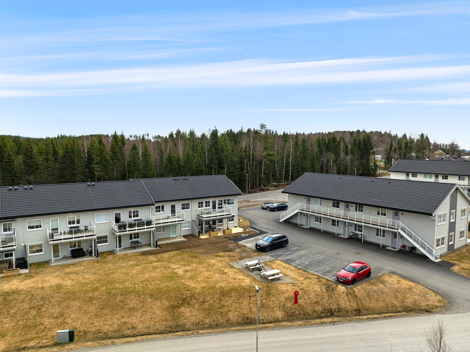 Leiligheten er en del av bolig og med leiligheten følger en fast parkeringsplass med mulighet for elbil-lader i felles anlegg. Galleribilde