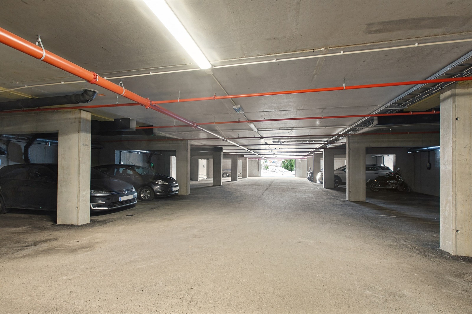 I felles parkeringskjeller disponerer seksjonen én biloppstillingsplass med mulighet for elbil-lader. Her finnes også en privat bod på 6 m². Galleribilde