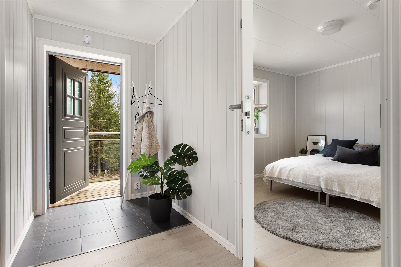 Entréen har praktiske fliser på gulvet med vannbåren varme. Herfra er det direkte tilgang til soverommene. Galleribilde