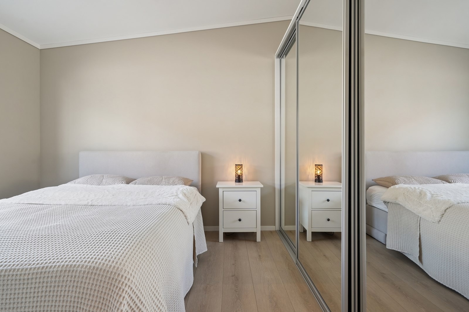 Soverommet er utstyrt med en romslig skyvedørsgarderobe med speilfronter. Galleribilde