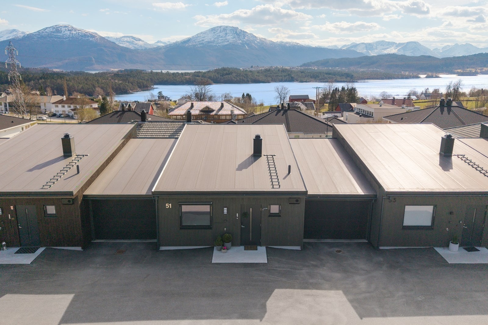 Boligen ligger i et etablert og barnevennlig område i Skodje, med kort vei til både dagligvare, skoler og barnehager. Galleribilde