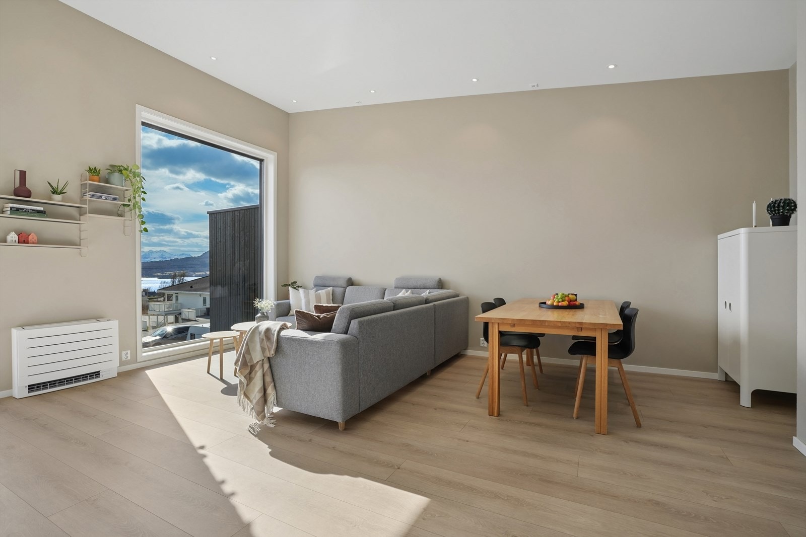 Rommet har god plass til både sofagruppe og spisebord. Flott utsikt fra sofaen. Galleribilde