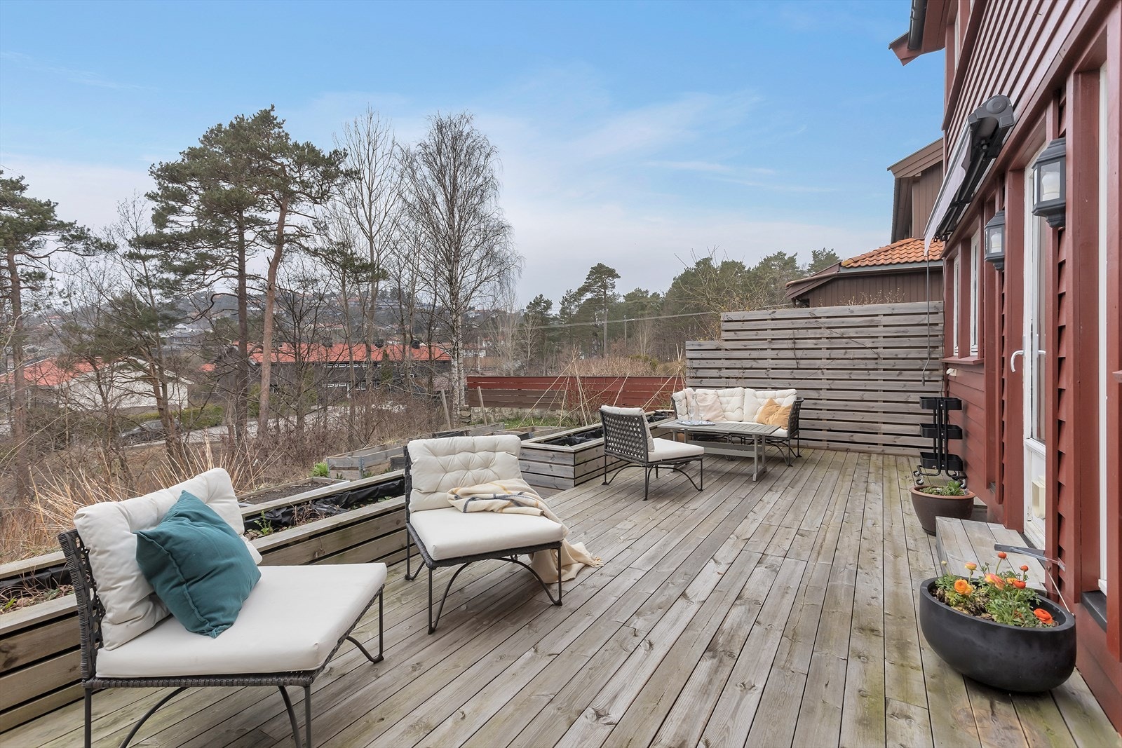 Uteområdet | Terrasse og levegg oppført i 2022. Galleribilde