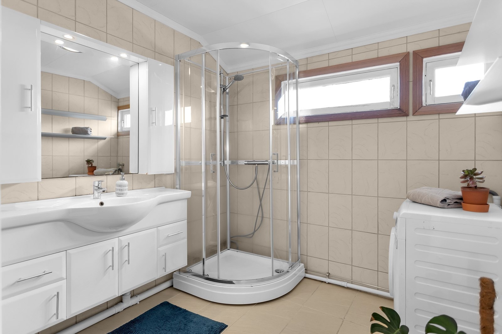 Bad | Helfliset bad med opplegg for vaskemaskin. Galleribilde