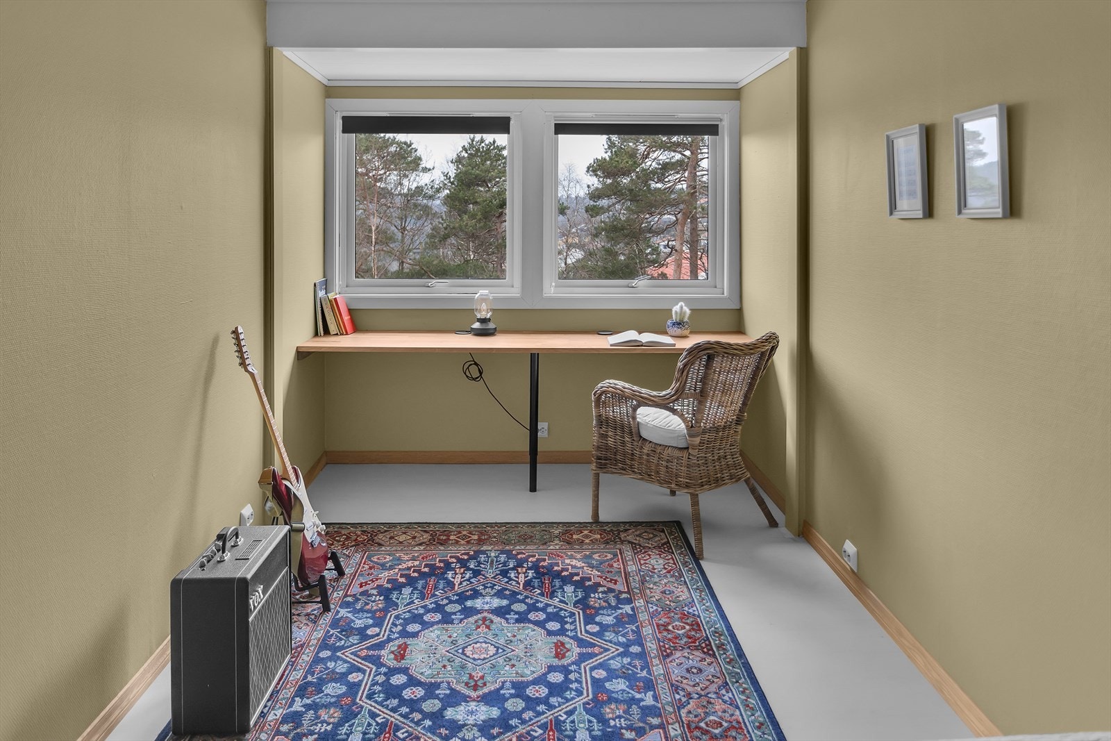 Soverom III | Fine arbeidsmuligheter ved vindu og utsyn mot grønne omgivelser. Galleribilde