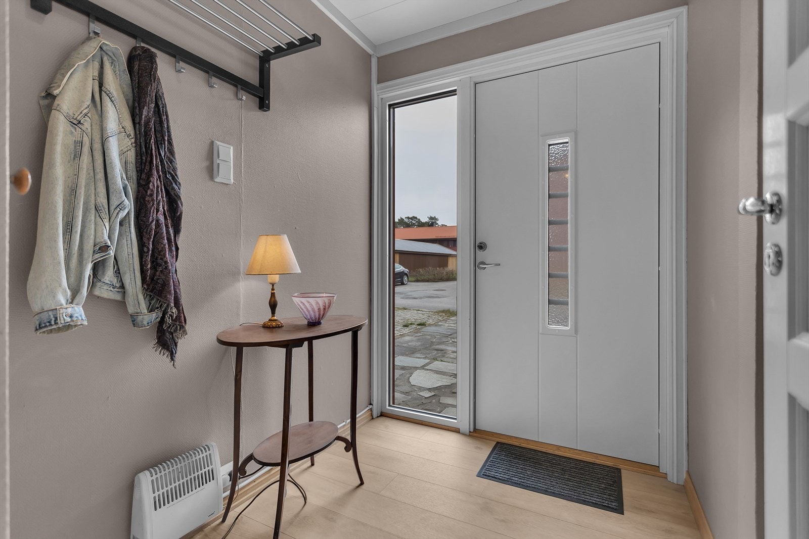 Gang | Romslig og innbydende entrèe med mulighet for oppbevaring av yttertøy og sko. Galleribilde