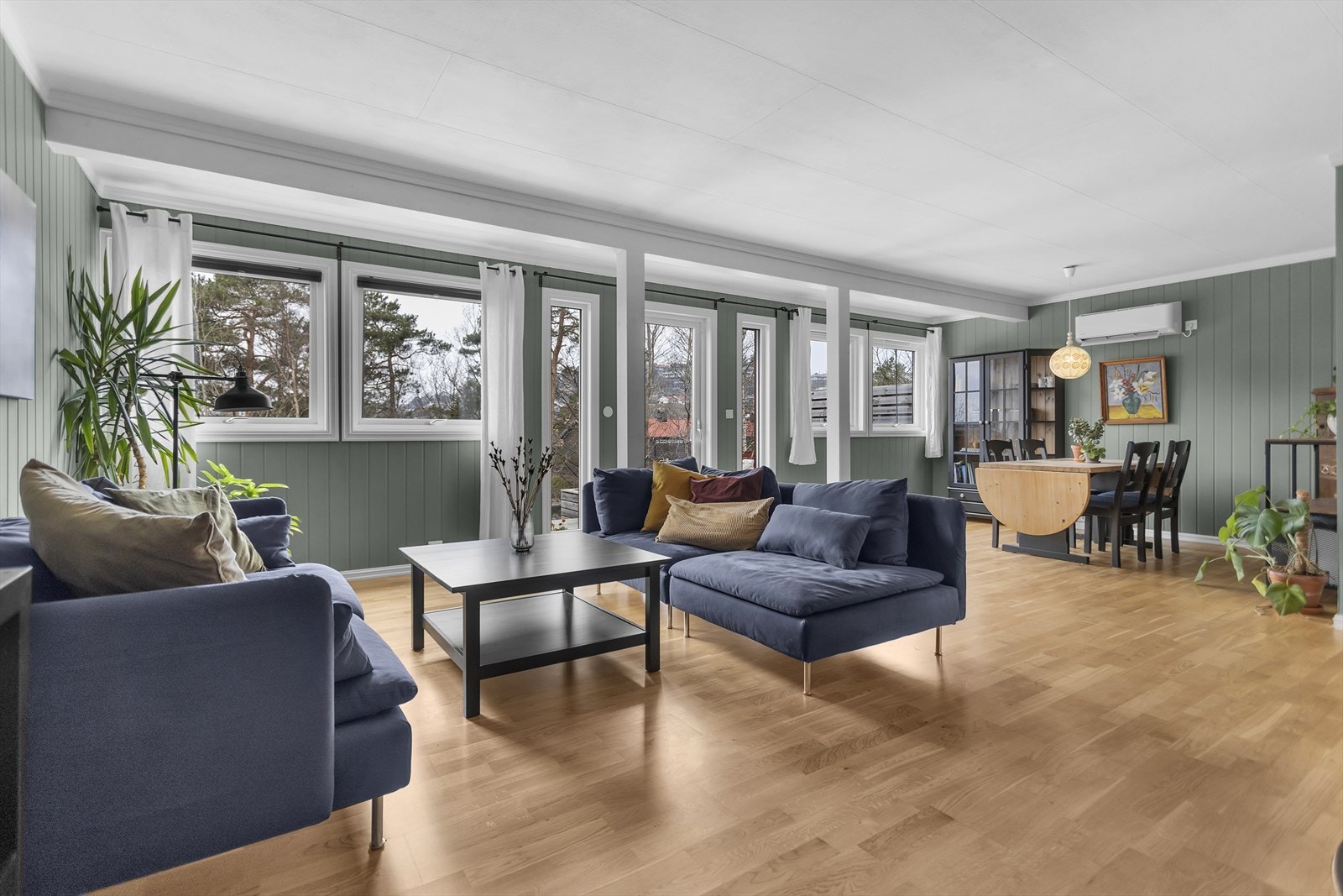 Stue | Lys og luftig stue med en åpen løsning mot spisestuen. Galleribilde