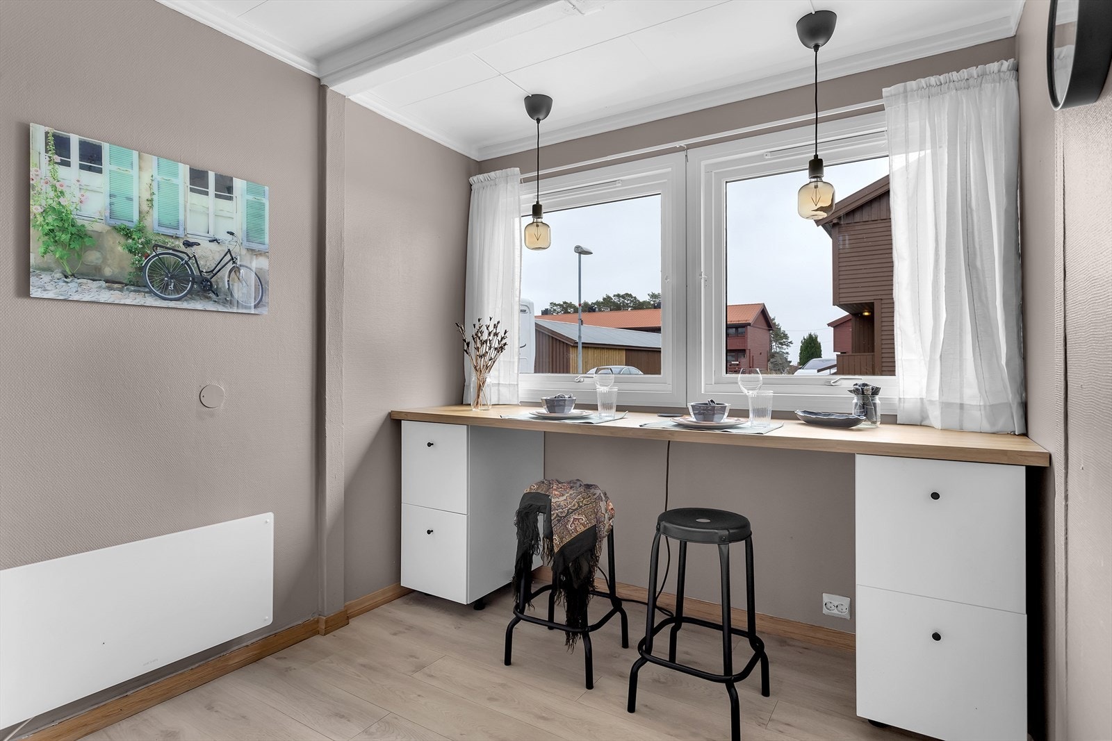 Kjøkken | Hyggelig spiseplass på kjøkken. Galleribilde